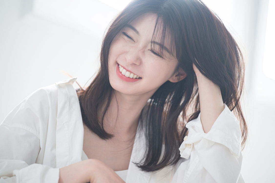 自然なヘアスタイルの女性
